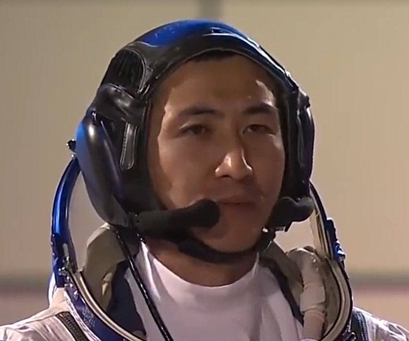 主播直播时为什么要戴耳机，有什么用处？